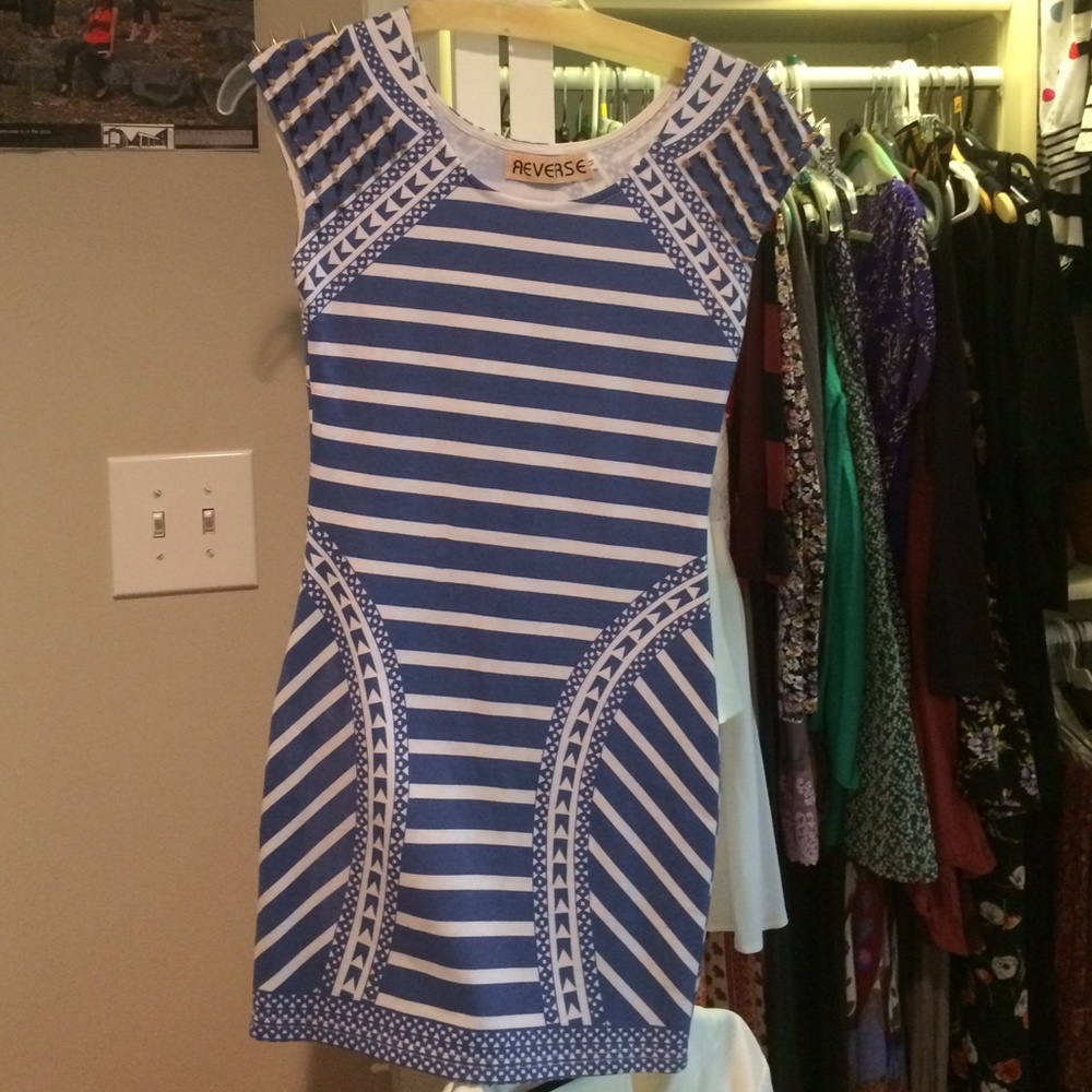 Blue and white dress with spiked shoulders - Picture 2 of 8